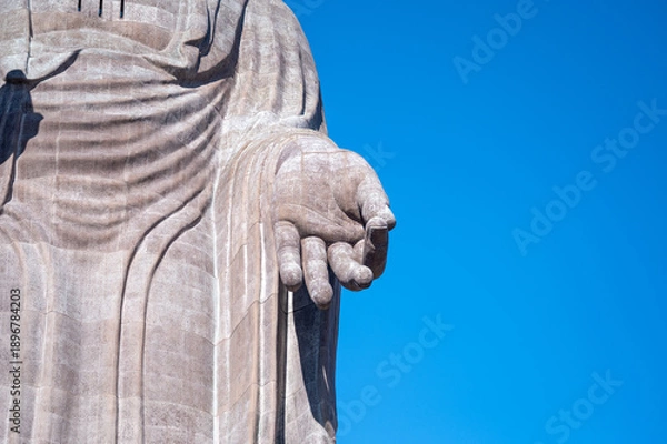 Obraz 青空に差し出された仏像の手　慈悲と祈りを象徴するスピリチュアルイメージ