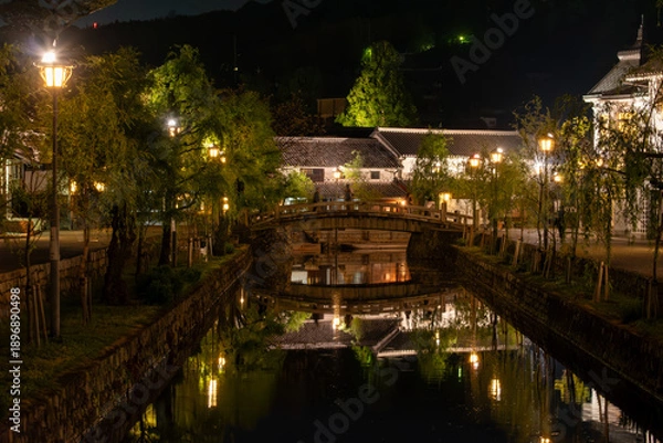 Obraz 夜の川と橋の風景