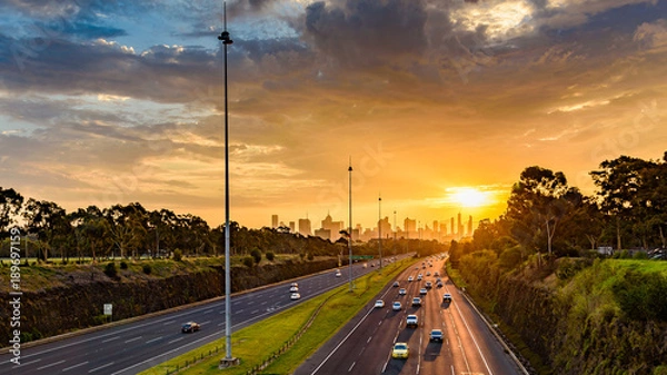 Fototapeta Widok wzdłuż wschodniej autostrady w kierunku miasta Melbourne w Australii podczas zachodu słońca.