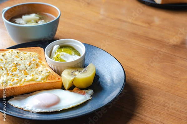 Obraz カフェ風モーニングの朝食プレート トーストと目玉焼き
