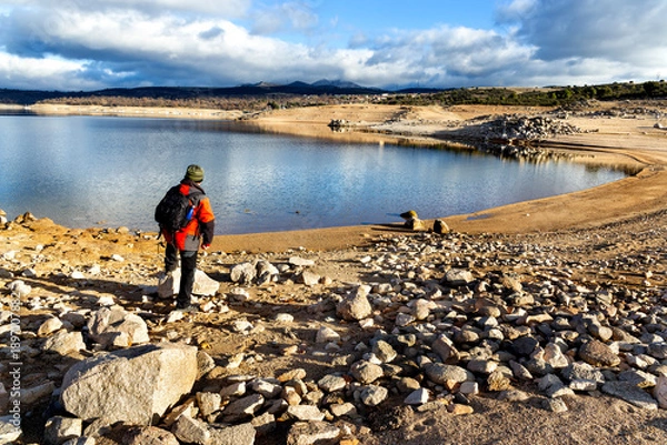 Obraz Senderista contemplando el pantano