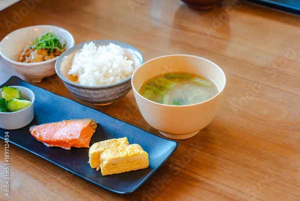 Obraz 味噌汁を添えた焼き鮭と卵焼きの和朝食
