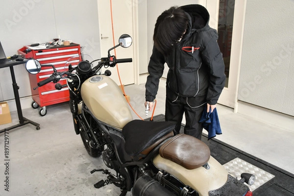 Obraz 修理中のオートバイ