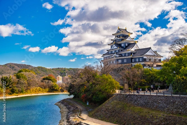 Obraz 岡山市 青空の下の岡山城天守閣と旭川の風景