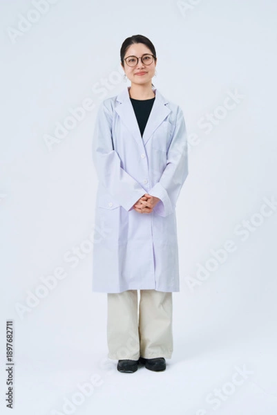 Obraz 白衣を着た若い女性