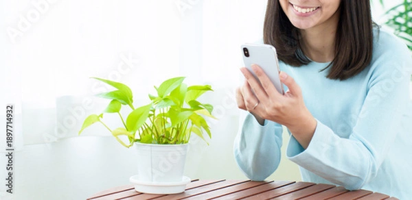Obraz スマートフォンを使う女性