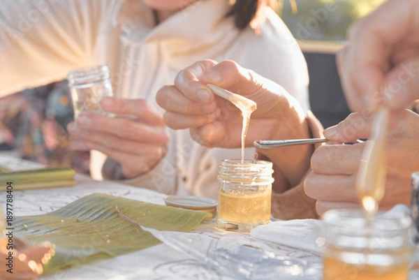 Obraz ハチミツのテイスティングをしているところ