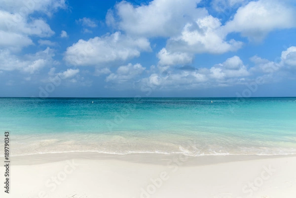 Fototapeta Scenic view of the Eagle Beach in Aruba.