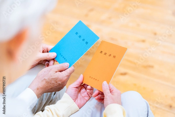 Obraz 年金手帳を持つシニア