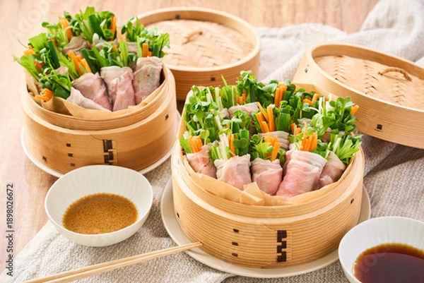 Obraz 蒸籠に盛った豚ロースの肉巻き野菜蒸し