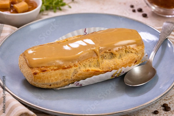 Obraz Éclair au café nappé de glaçage brillant