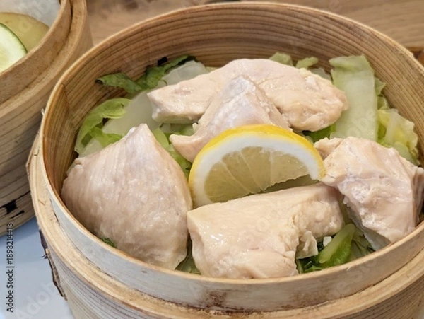 Obraz せいろでしっとり蒸し上げた鶏むね肉とキャベツの温野菜サラダ レモン添え