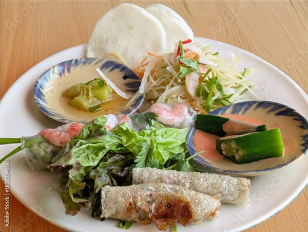 Obraz ベトナム料理の豪華盛り合わせ 生春巻き・揚げ春巻き・青パパイヤのサラダのワンプレートランチ