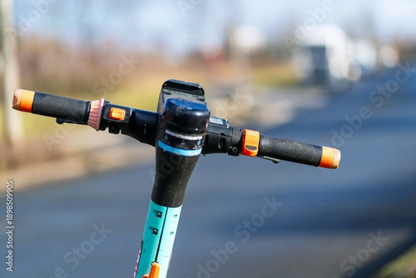 Obraz E-Roller am Straßenranf geparkt