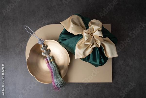 Fototapeta 한국 명절 설날, 추석 선물 녹색 보자기와 놋그릇 배경화면	
