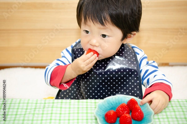 Obraz 苺を食べる子供