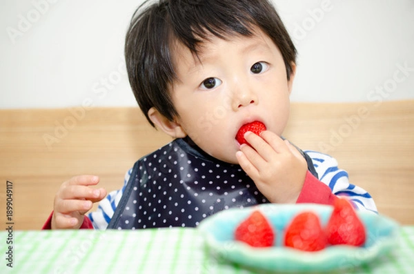 Obraz 苺を食べる子供