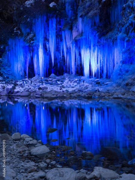 Fototapeta ライトアップされた三十槌の氷柱