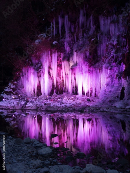 Fototapeta ライトアップされた三十槌の氷柱