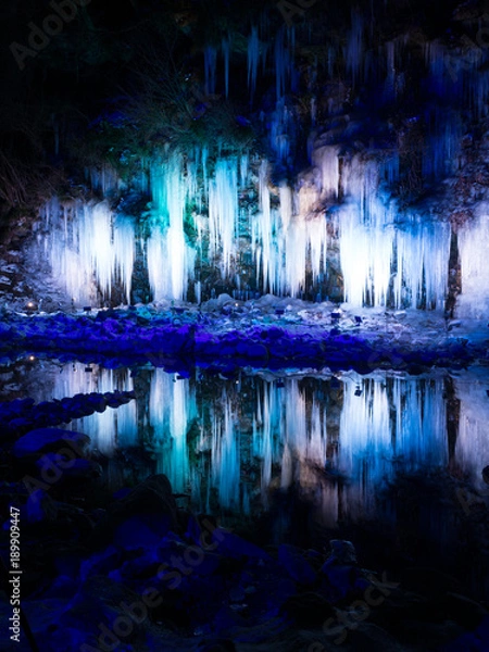 Fototapeta ライトアップされた三十槌の氷柱
