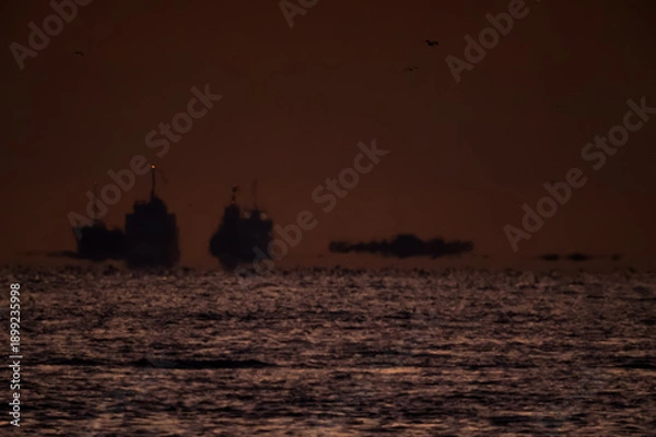 Obraz 夜明けの明け始めた水平線の船と島影20251122