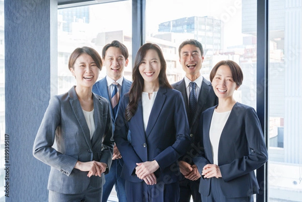 Fototapeta オフィスで働くカメラ目線のビジネスパーソン