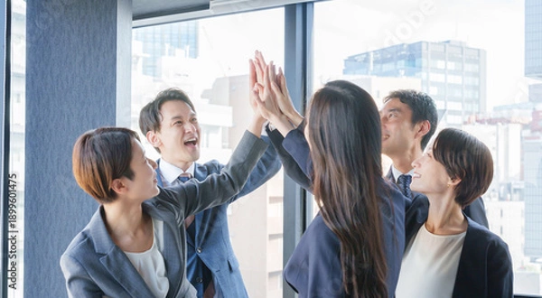 Fototapeta ハイタッチするビジネスパーソン