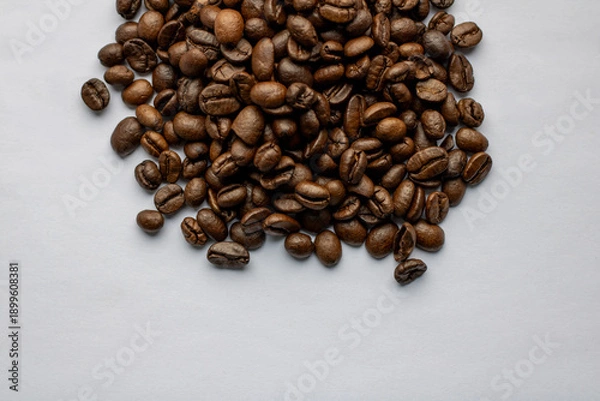 Obraz roasted coffee beans on white background