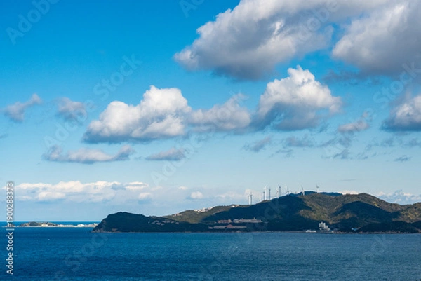 Obraz 風力発電の風車のある島と青空