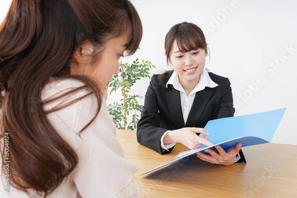 Fototapeta 外回りの営業をする女性