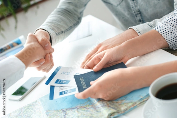 Fototapeta Młoda para w komunikacji biura podróży z pojęciem podróży biura podróży, ściskając ręce