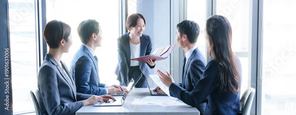 Obraz ビジネスパーソン　会議　プレゼン　ミーティング