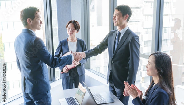 Obraz ビジネスパーソン　握手　提携　コラボレーション