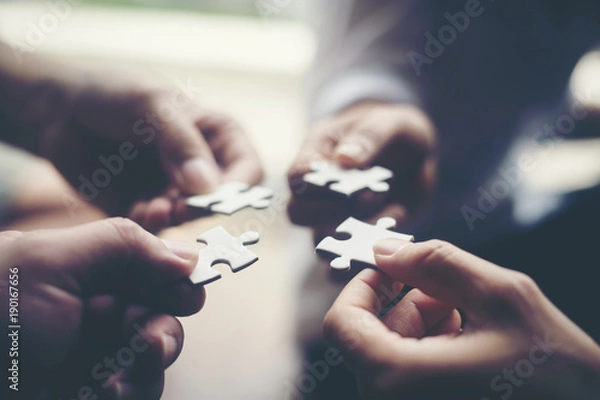 Obraz Dłoń trzymająca puzzle, koncepcja partnerstwa biznesowego.
