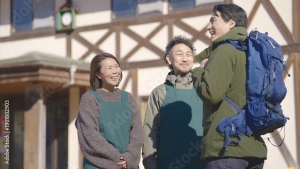 Obraz 登山客を出迎えるペンションオーナーたち：撮影協力 多摩木材センター協同組合