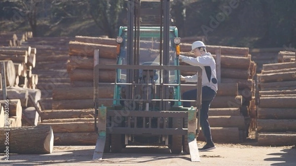 Obraz フォークリフトに乗り込む林業従事者 : 多摩木材センター協同組合	