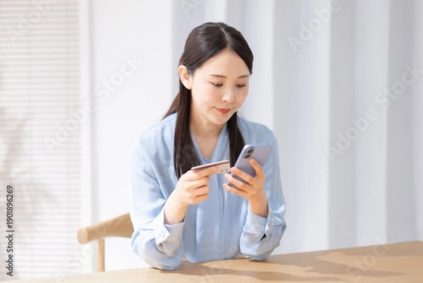 Obraz クレジットカードとスマホを持つ女性