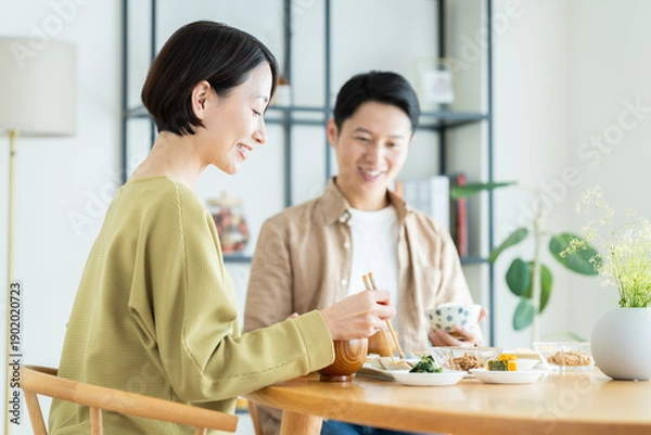 Obraz ダイニングで食事をするミドルの夫婦
