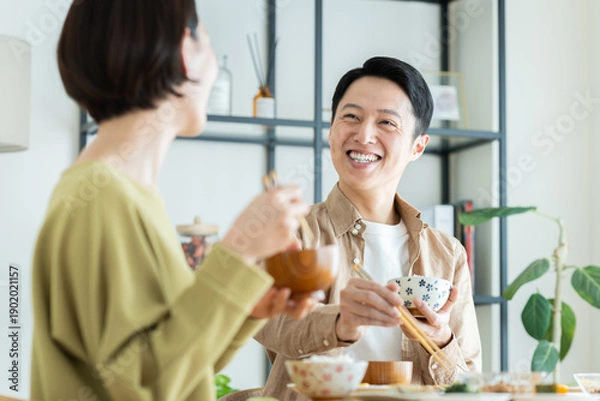 Obraz ダイニングで食事をするミドルの夫婦