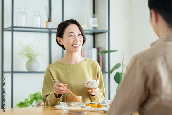 Obraz ダイニングで食事をするミドルの夫婦