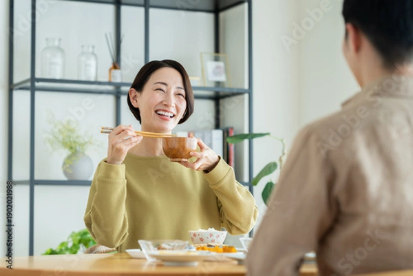 Obraz ダイニングで食事をするミドルの夫婦