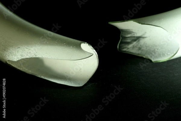 Obraz 割れた蛍光灯のアップ