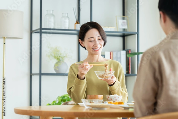 Obraz 朝食に納豆を食べるミドルの女性