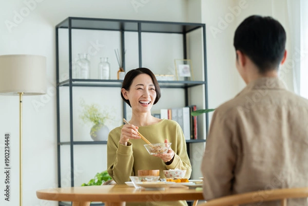 Obraz 朝食に納豆を食べるミドルの女性