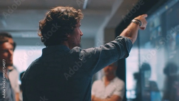 Obraz Man presenting to colleagues on screen