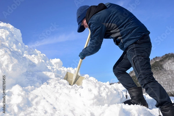 Obraz 豪雪地帯で田舎暮らししている老人が除雪