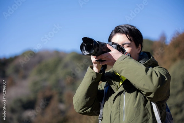 Obraz 山で写真を撮る男性