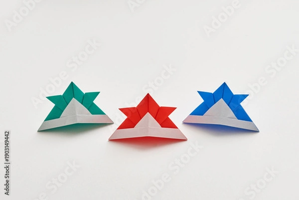 Obraz 折り紙で折った日本のカラフルで可愛い兜