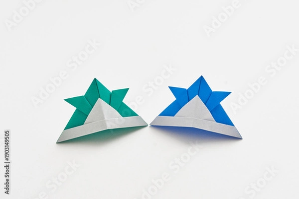 Obraz 折り紙で折った日本のカラフルで可愛い兜