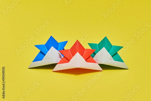 Obraz 折り紙で折った日本のカラフルで可愛い兜